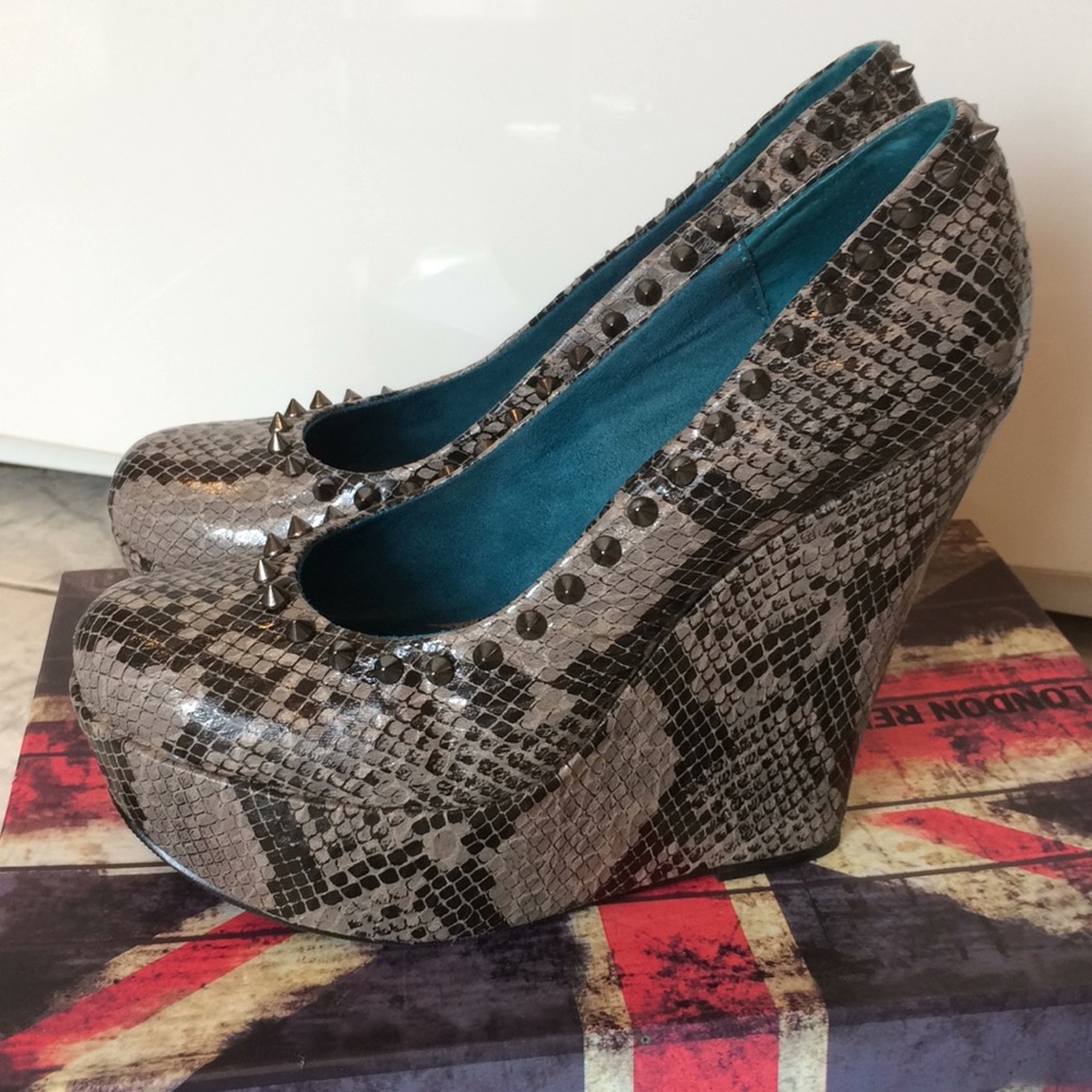 London Rebel Gray Black Snakeskin Spiked Wedges